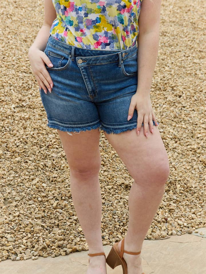 RISEN Maya Full Size Mellemhøje Asymmetriske Shorts for engroshandel hos Salty Bloom