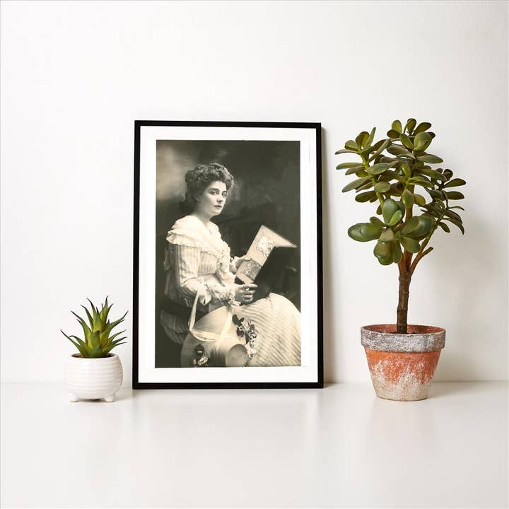 Found Image Press - Vendita all'ingrosso Stampa artistica - Stampa d'Arte BW-95 Donna d'Altri Tempi che Legge un Libro1