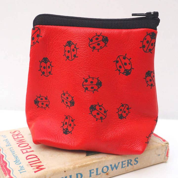 Borsa dei trucchi fatta a mano in morbida pelle rossa stampa coccinella per la vendita all'ingrosso da parte di Stabo