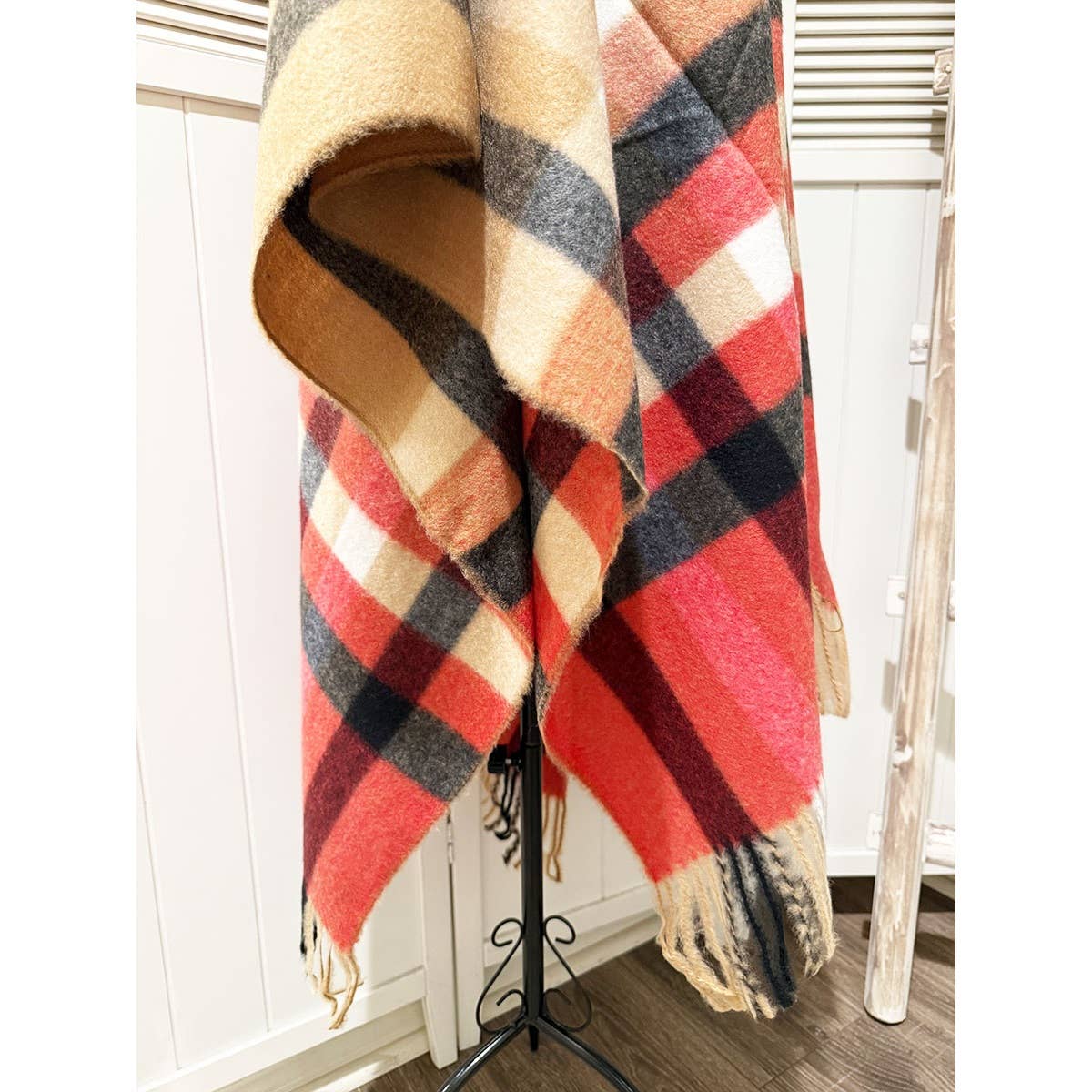 Love and Repeat – wholesale Poncho – Women's – Plaid Pattern Fringe Poncho3