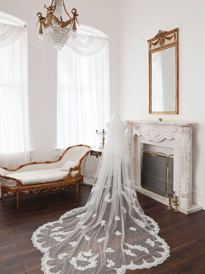 Cora Haak Kant Sluier voor wholesale door Petite Mariee Boutique