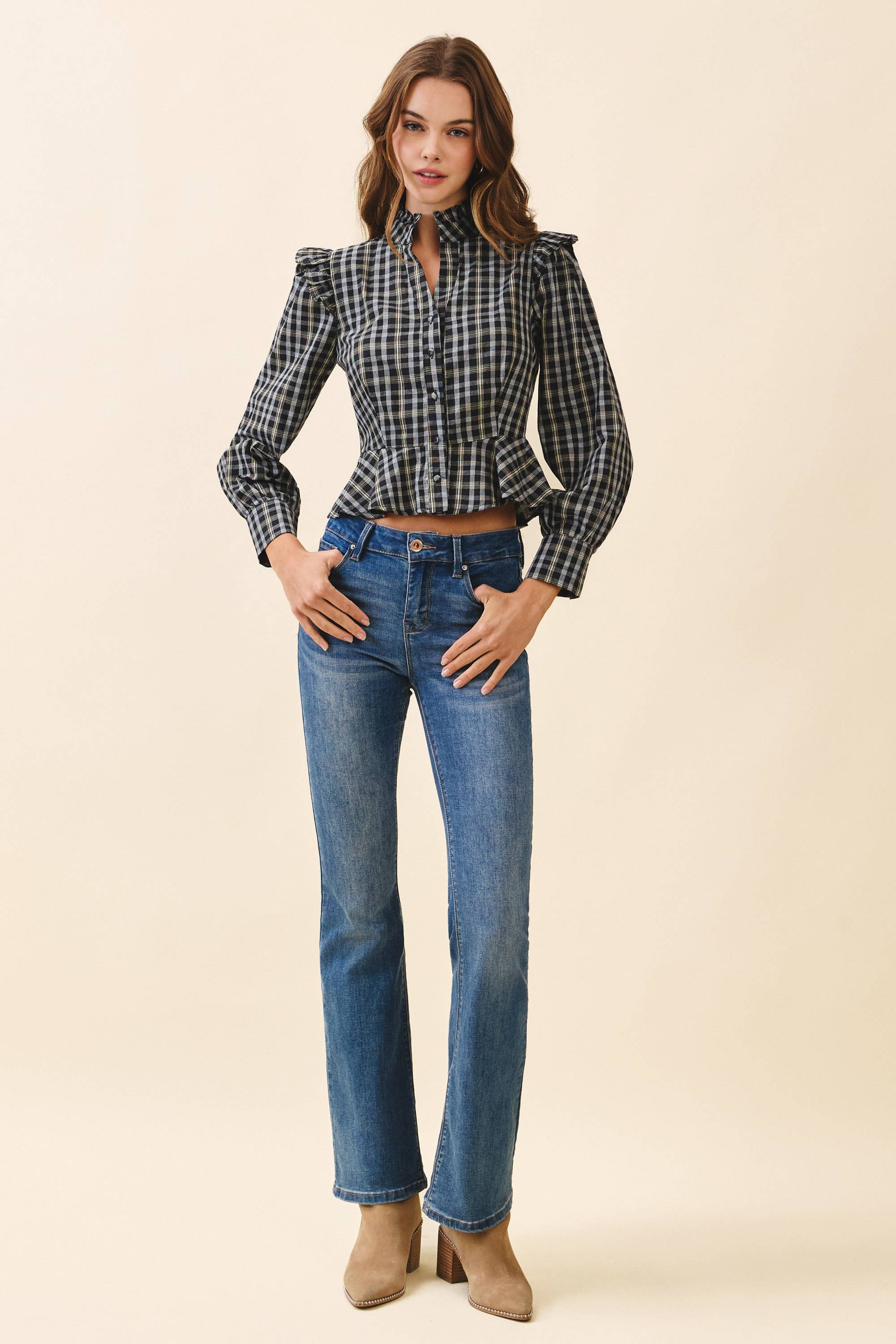 Noir CT9646-Haut à ourlet péplum avec boutons devant, volants et accents à carreaux en vente sur Faire4