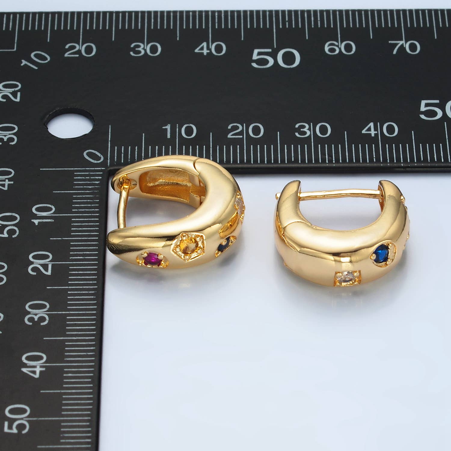 Aim Eternal - Vendita all'ingrosso Orecchini a cerchietto - Huggies Geometrici Multicolore in Oro 24K Riempito con CZ | AD7572