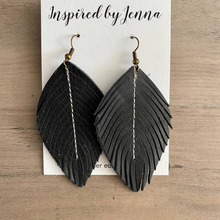 Inspired by Jenna - Vente Boucles d'oreilles pendantes - Boucles d'oreilles plumes en cuir noir (4 tailles)