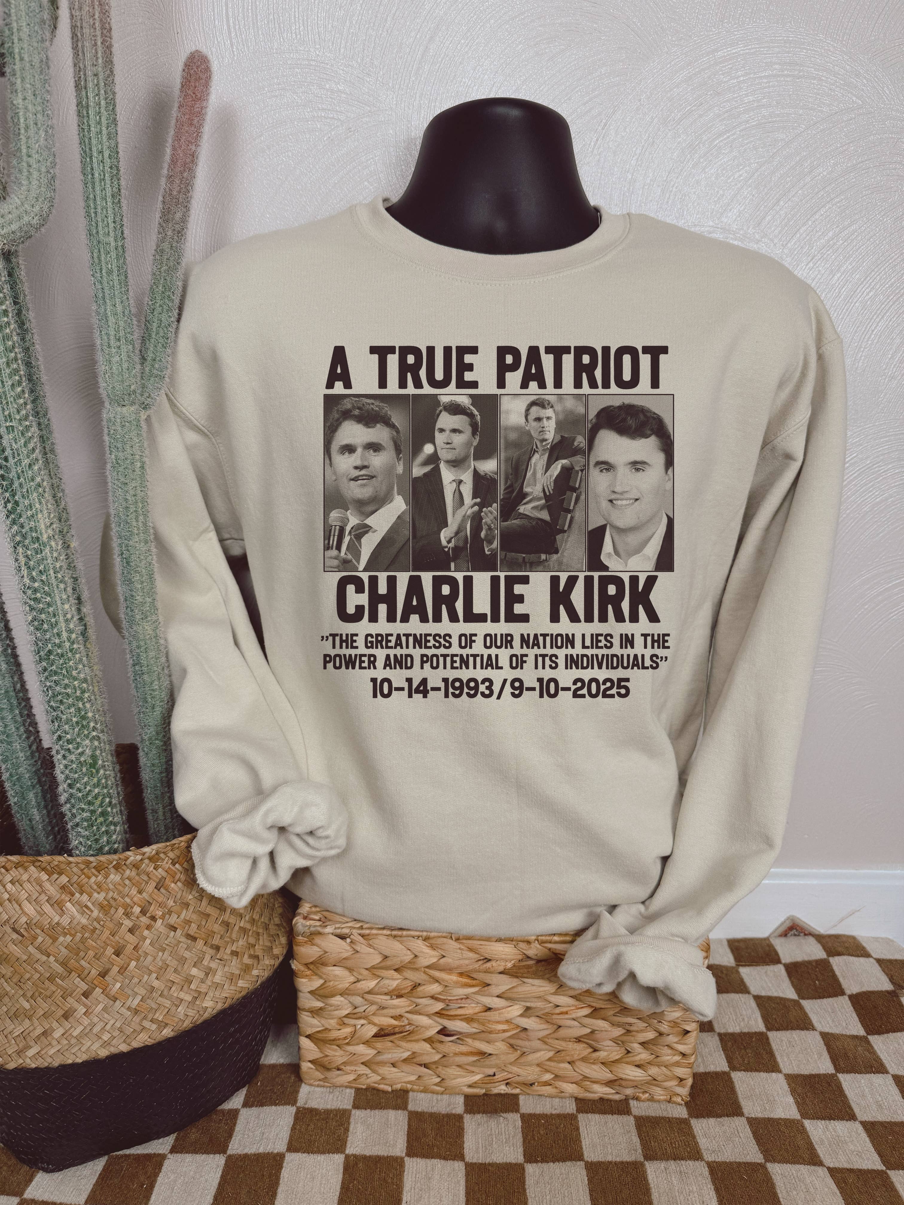 The Walking A – Großhandel Sweatshirt mit Grafikdruck – Damen – ECHTER PATRIOT COLLAGE