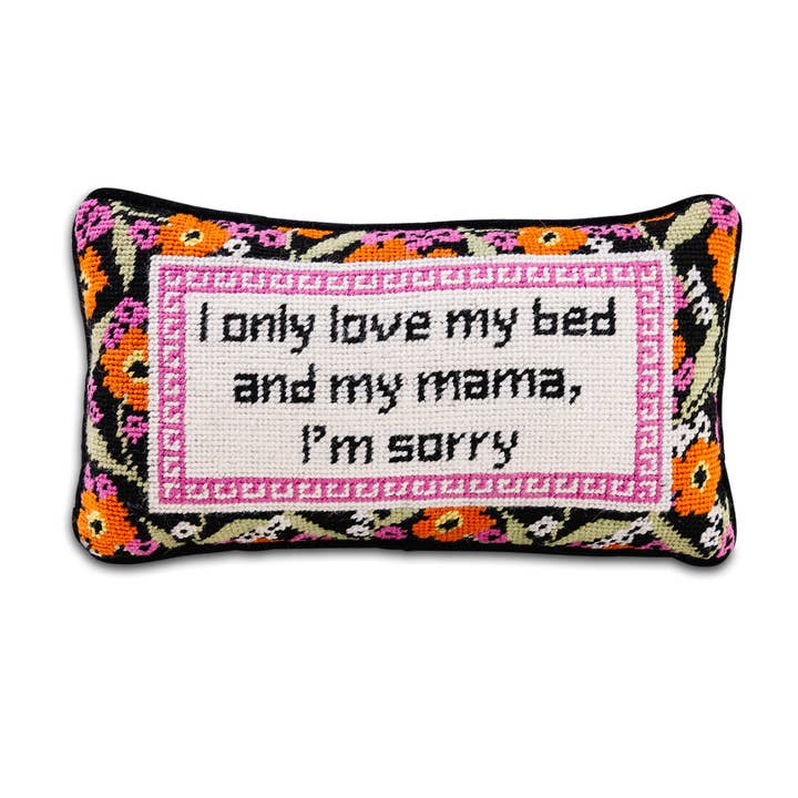 Coussin de broderie au point : "J'aime seulement mon lit" pour la vente par Furbish Studio