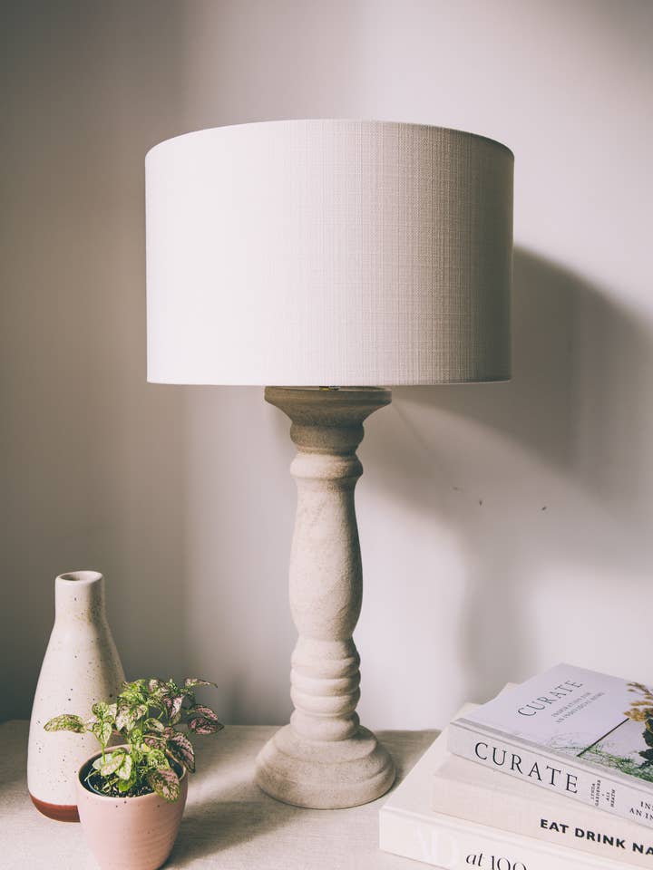 Rustik søjlelampe med linnedskærm for engroshandel hos Taylor & Gray