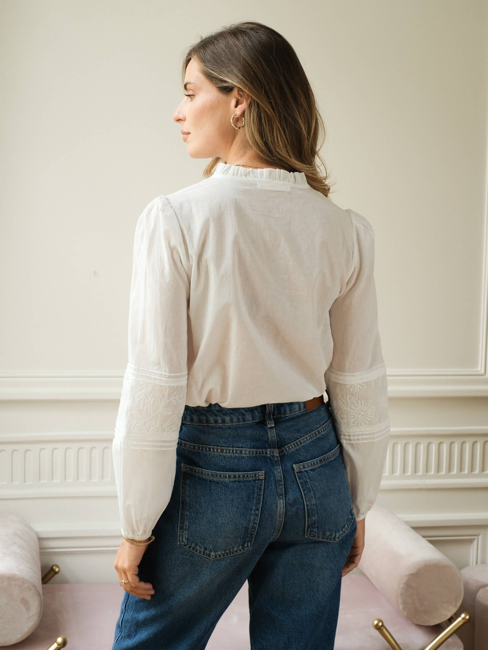 Weiß Bestickte Baumwollbluse mit Schlitz am Ausschnitt – 4933T-BEATRIZ für den Großhandel auf Faire4