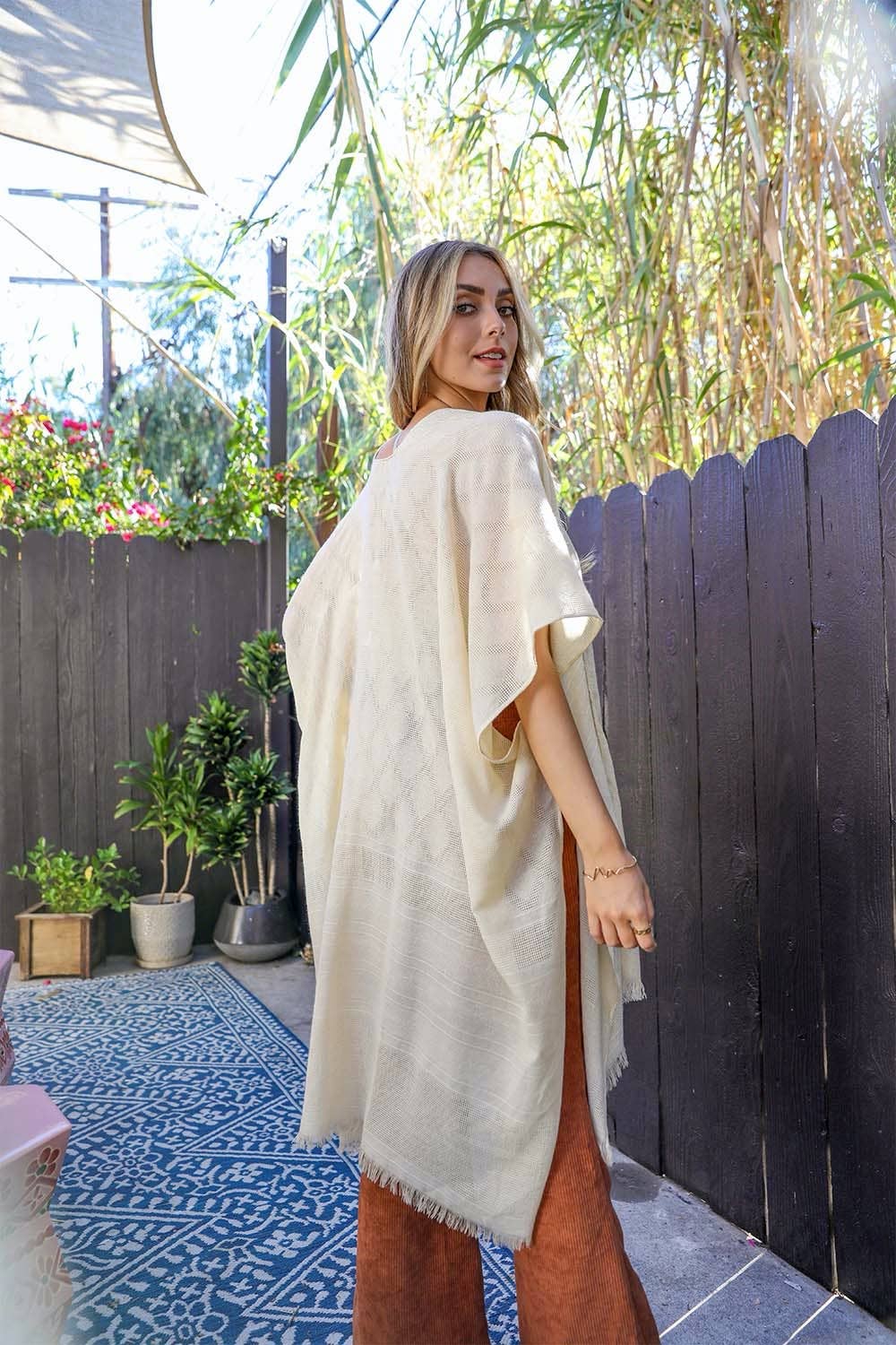 Leto Accessories – Großhandel Kimono – Damen – Diamantbestickter Kimono mit ausgefranstem Rand3