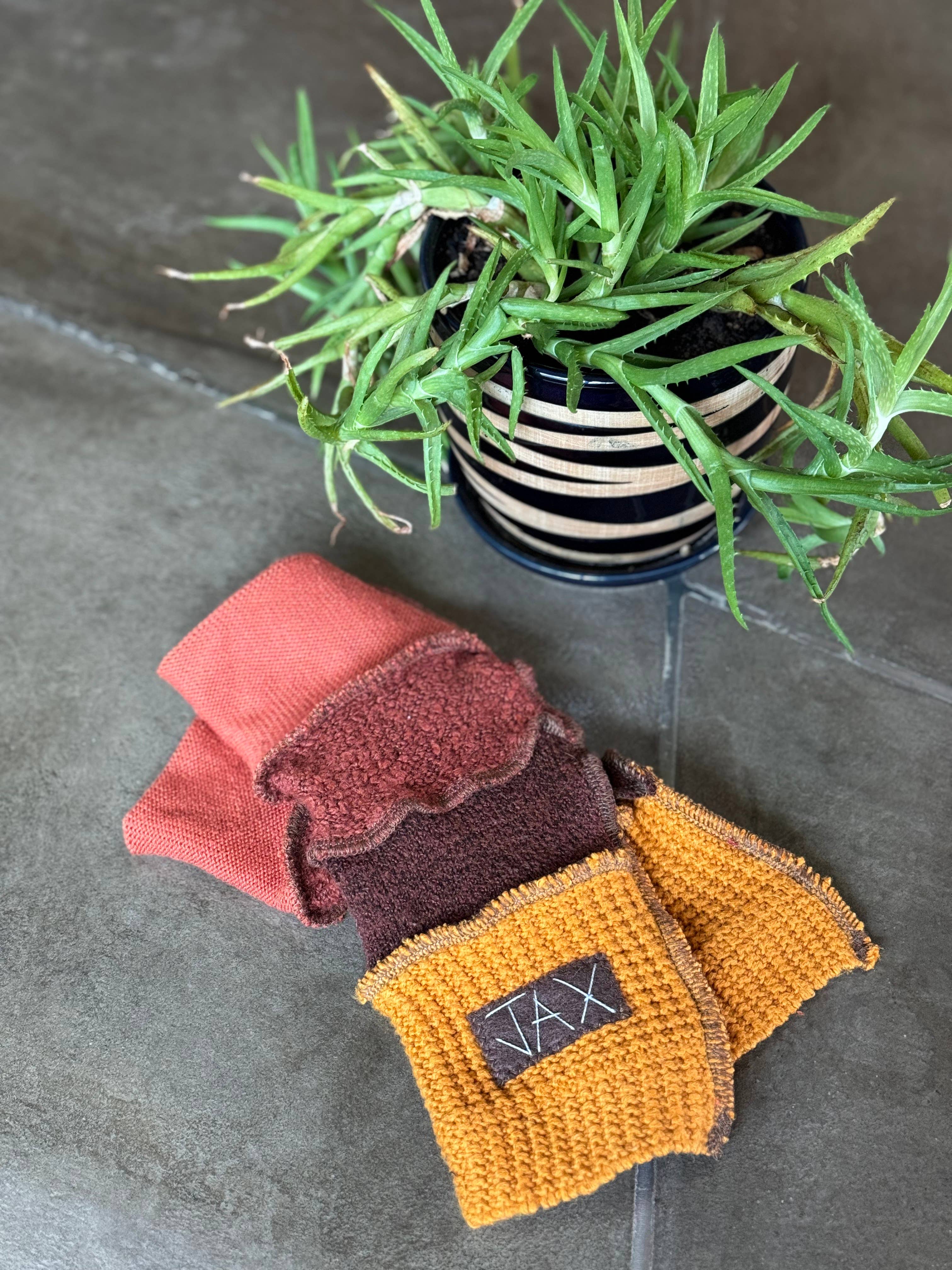 Jax Upcycled - Wholesale Gloves - Unisex - Upcycled Unisex Fingerless Gloves Fall leaves6