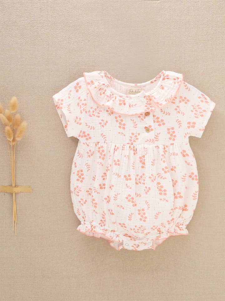 Baby Rompertje Voor Meisje Met Ruches Bij De Hals En Takjesprint voor wholesale door Dadati