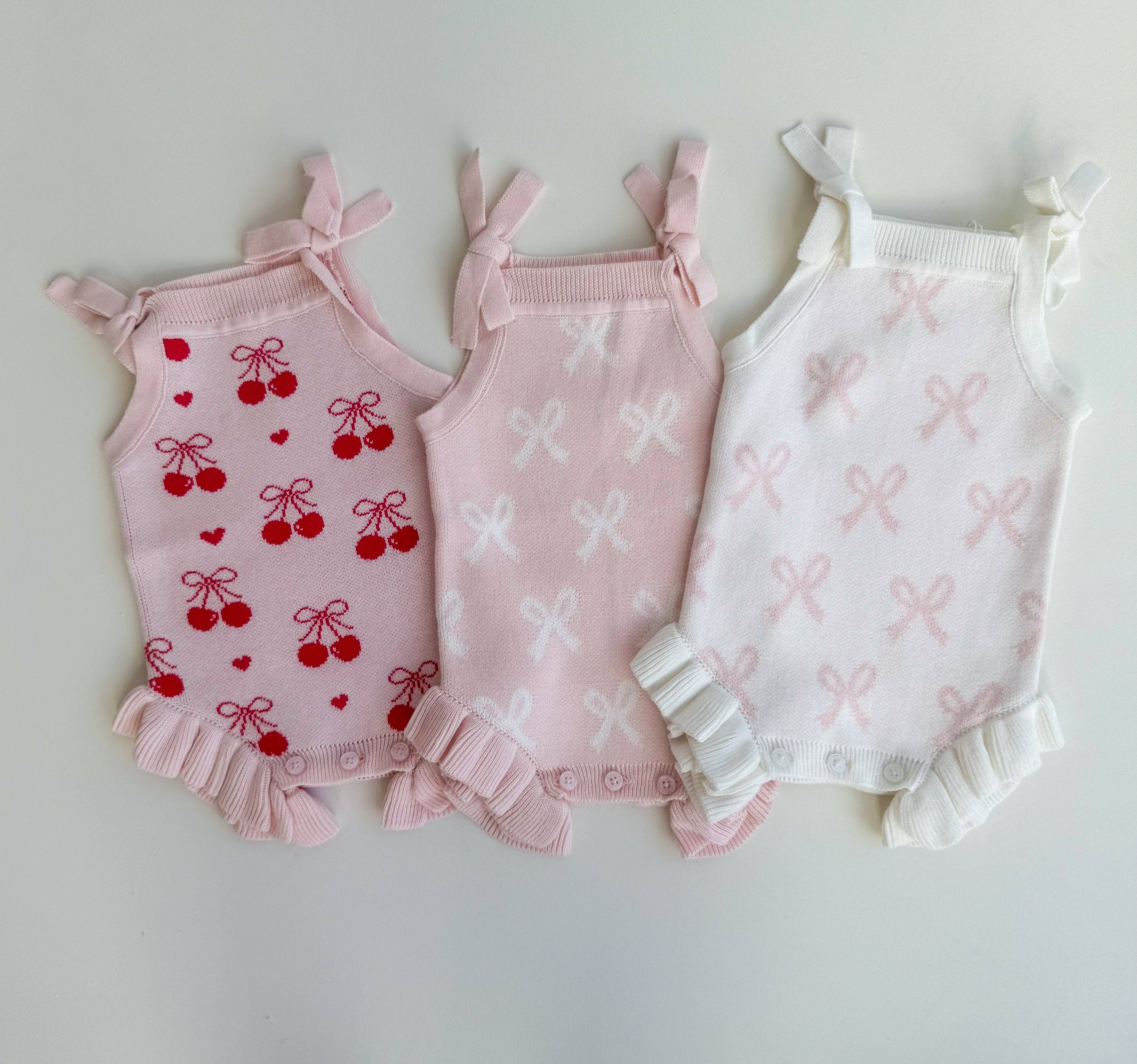 Petite + Co – Großhandel Sicherheits-/Kuscheldecke – Baby – SOMMER-SCHLEIFEN-VOLANT-ROMPER | MILCH2