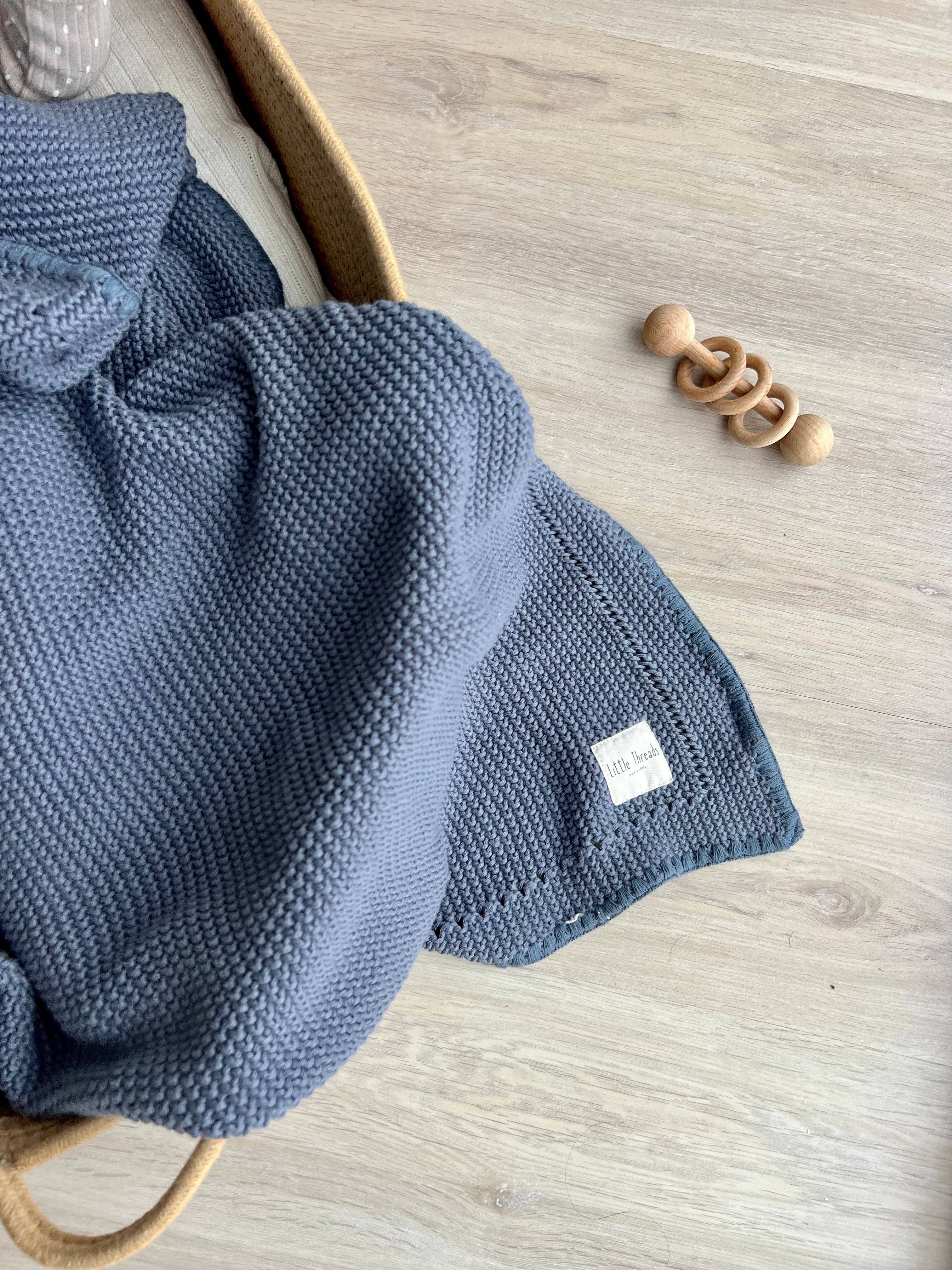 Little Threads – Engroshandel Sengetæppe - Børn og baby – Skiferblå strikket bomuldstæppe3