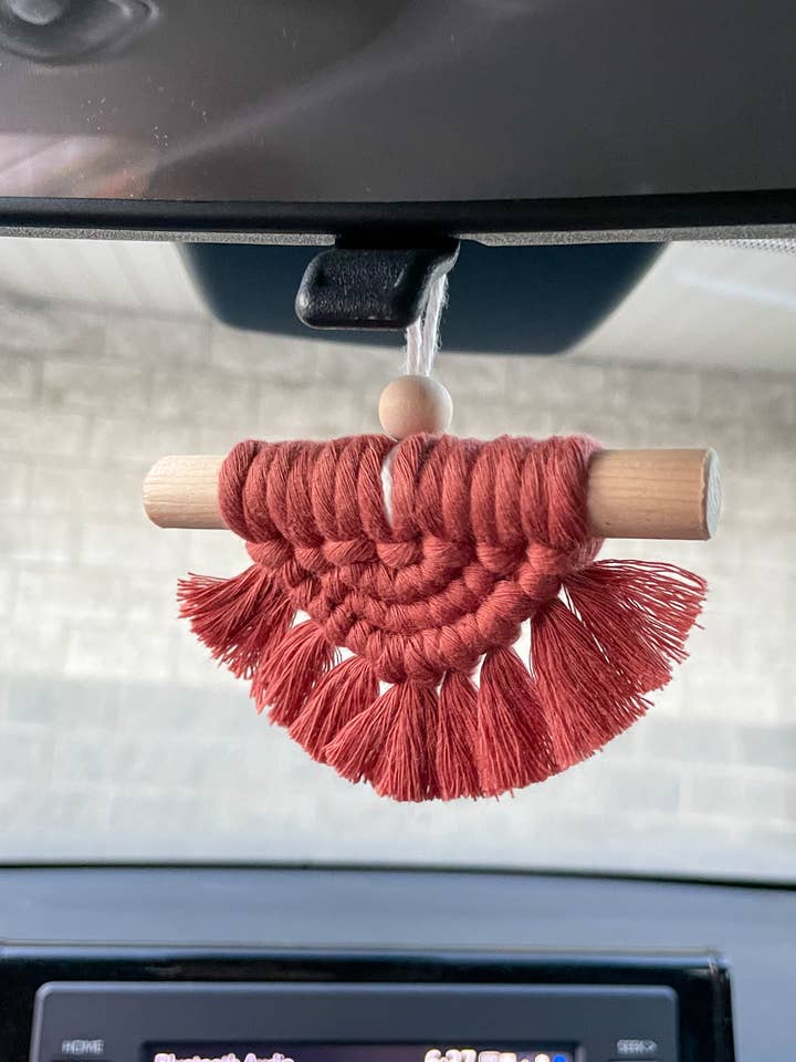 Diffuseur voiture en macramé pour la vente par Knotty Mama Studios