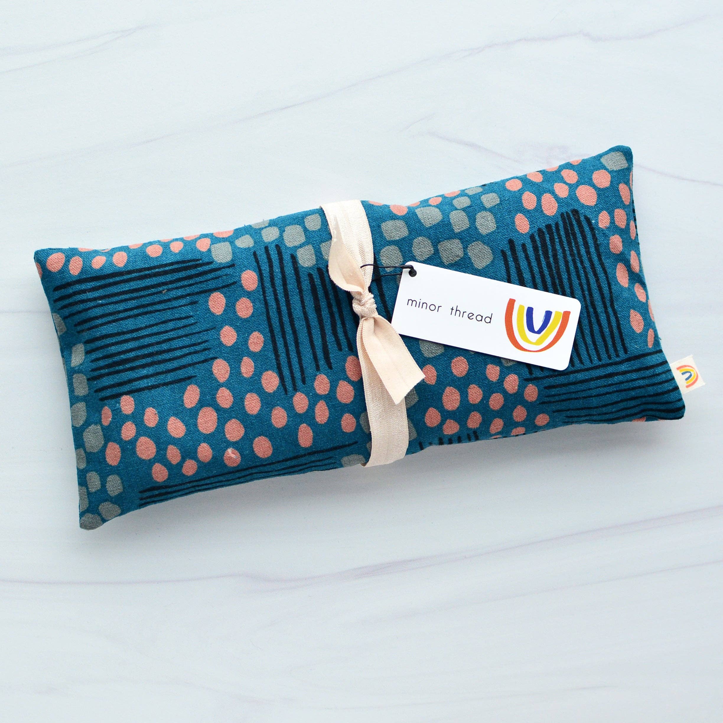 Minor Thread – wholesale Spa-/terapikudde – Flygfoto Över Midnatt Duk Överdimensionerade Ögon Kudde5