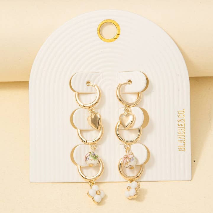 Ensemble de créoles avec perles florales en céramique, trèfle et cœur pour la vente par Anarchy Street