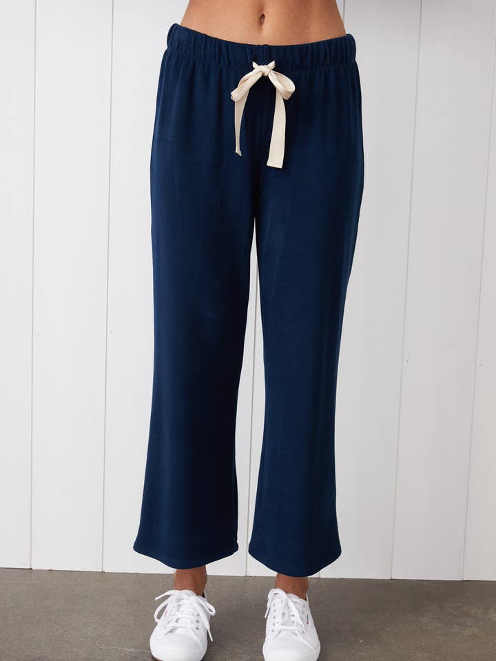 Pantalon évasé raccourci à cordon de serrage Honeyluxe en bleu marine. pour la vente par Stateside