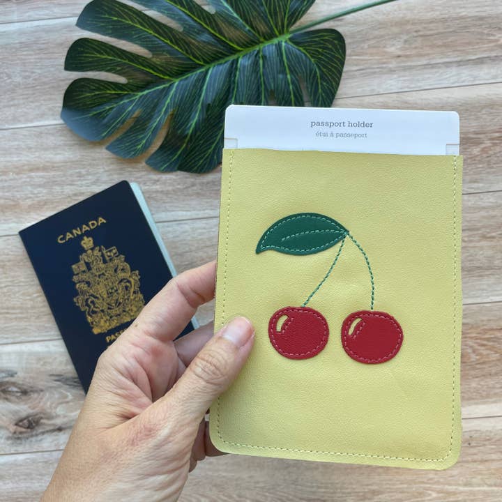 Étui Cherry Passport, style manche, convient aux États-Unis ou au Canada pour la vente par Mally Designs