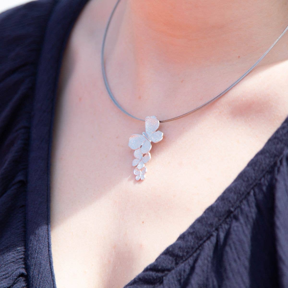 Argent Basic – wholesale Hänge-/berlockhalsband – Hänge med tre fjärilar2