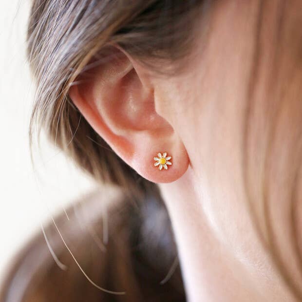 Lisa Angel – wholesale Stud/post earrings – Mismatched Bee and Daisy Stud Earrings in Gold1
