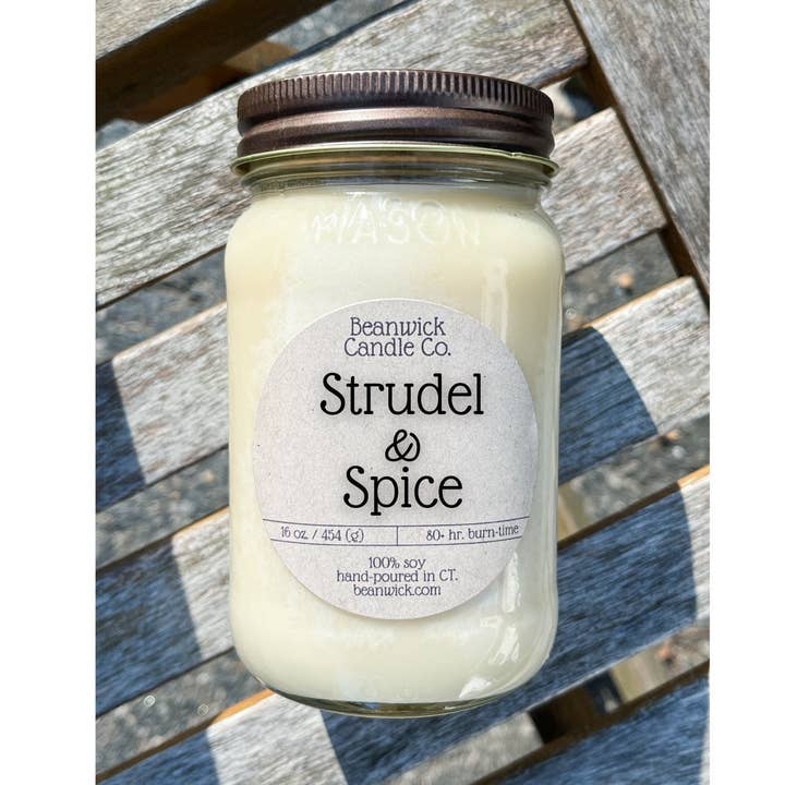 STRUDELS & SPICE sojakaars in Mason Jar Uniek cadeau voor wholesale door Beanwick Candle Co.