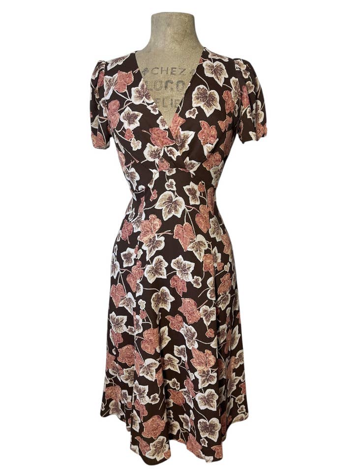 REA! Brun Fallande Löv Retro Rita Klänning för wholesale av Loco Lindo