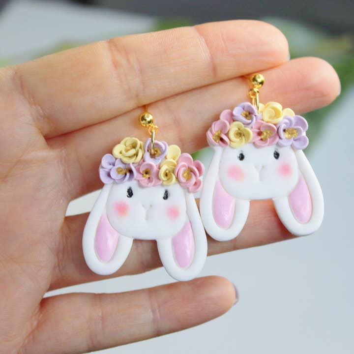 Studio Niani – Engroshandel Hængeøreringe og creoløreringe – Blomsterhare-øreringe, påskehare med blomsterkrone3