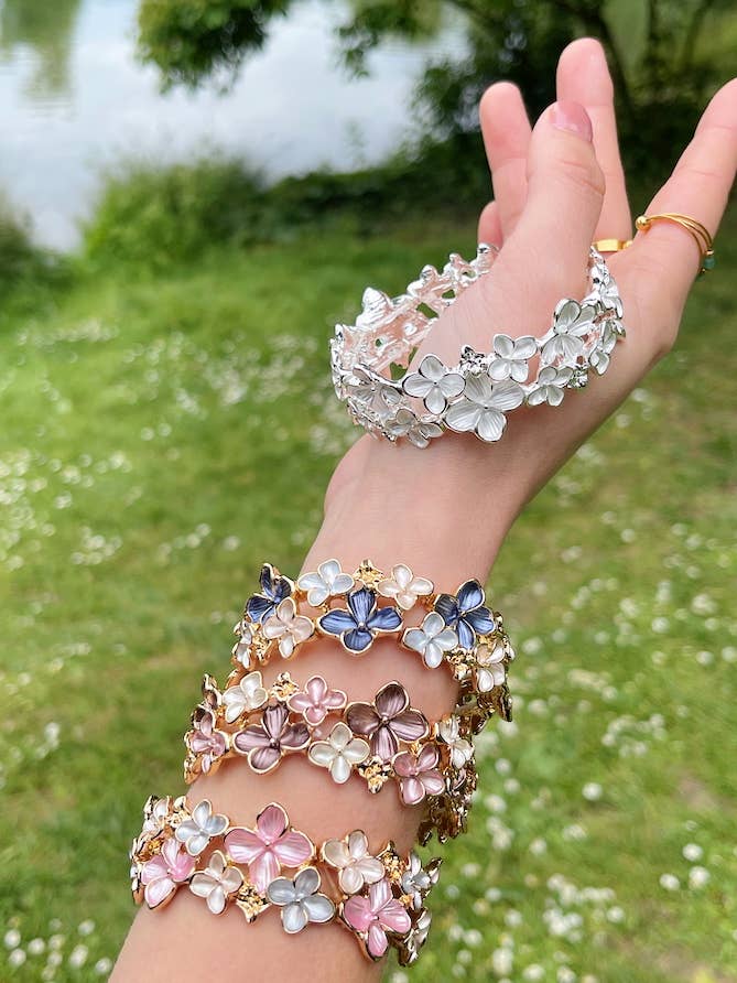 Bracciale fiori colorato con elastico 324CP22 per la vendita all'ingrosso da parte di BYREN | ÉLINE L'ATELIER