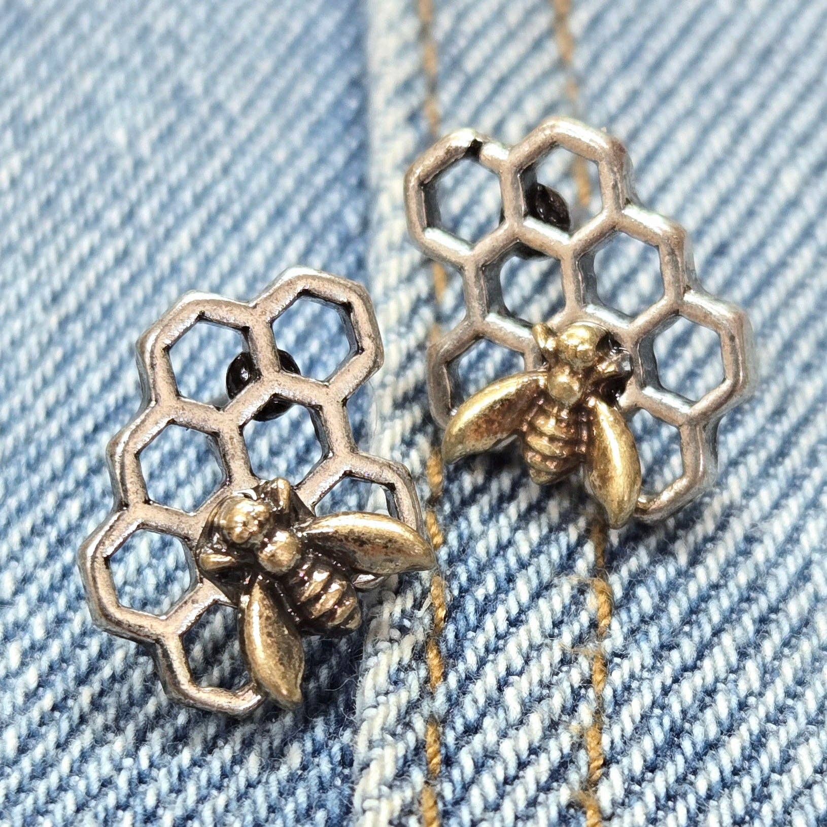 Greater Goods Imports & Wholesale – Brincos de pino por atacado – E1141 QE4413 Brincos pendentes com design de abelha com colmeia0