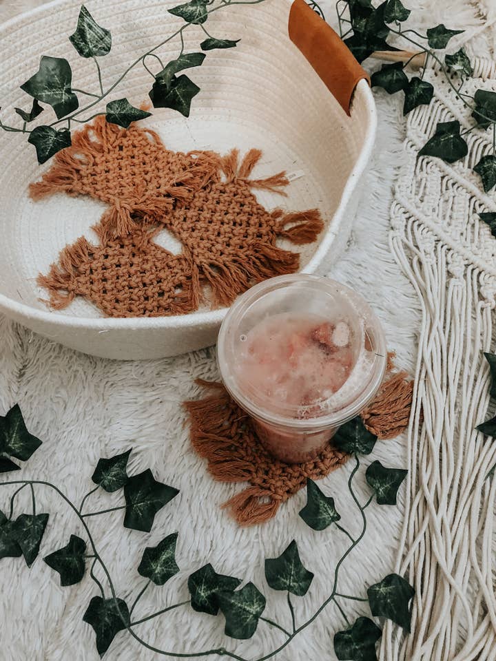 Sous-verres rectangulaires en macramé orange brûlé pour la vente par CreationsByMaddied