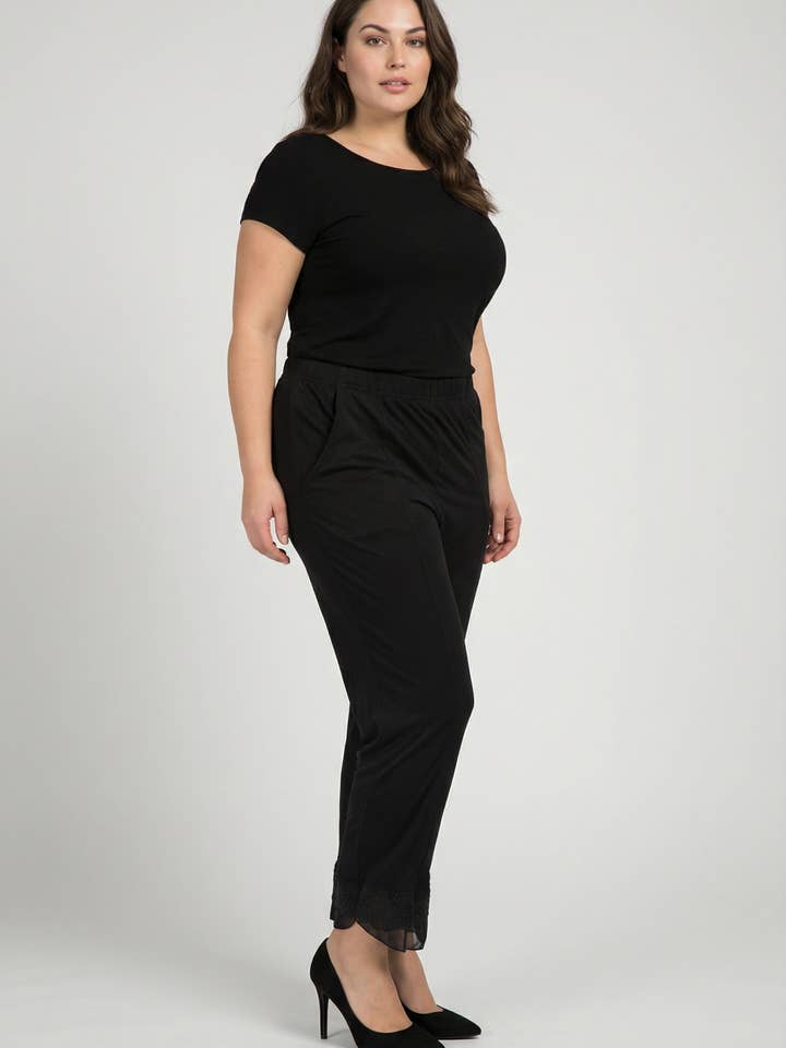 Pantalon noir grande taille avec dentelle (B102) pour la vente par Pomme Rouge Paris