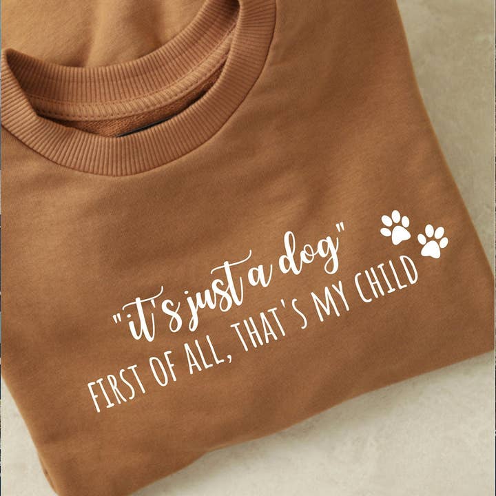 Sweatshirt « C'est juste un chien, tout d'abord c'est mon enfant » pour la vente par Pet Creativo
