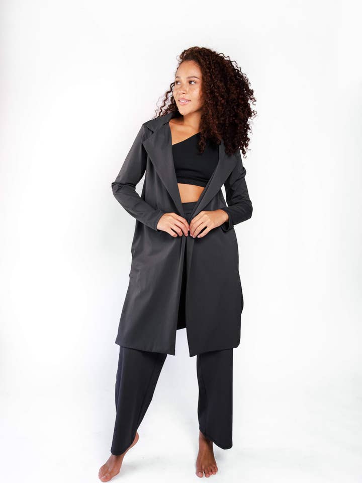 Blazer Trinity en noir de jais pour la vente par Yoga Democracy