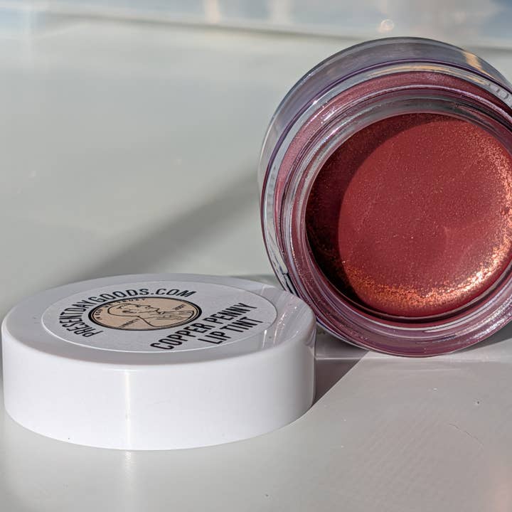 Kobber Penny Læbe- og Kindfarve, 1 oz. Glasbeholder for engroshandel hos Present Day Goods
