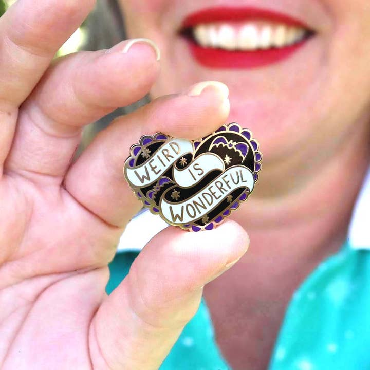 Jubly-Umph – wholesale Nål och knapp för kavajslag – Weird Is Wonderful Lapel Pin