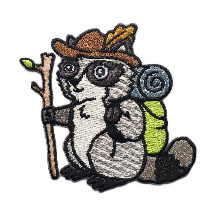 Écusson en forme d'animal raton laveur Hiker Nature - Écusson à repasser et écusson moral pour la vente par Kolorspun Pins
