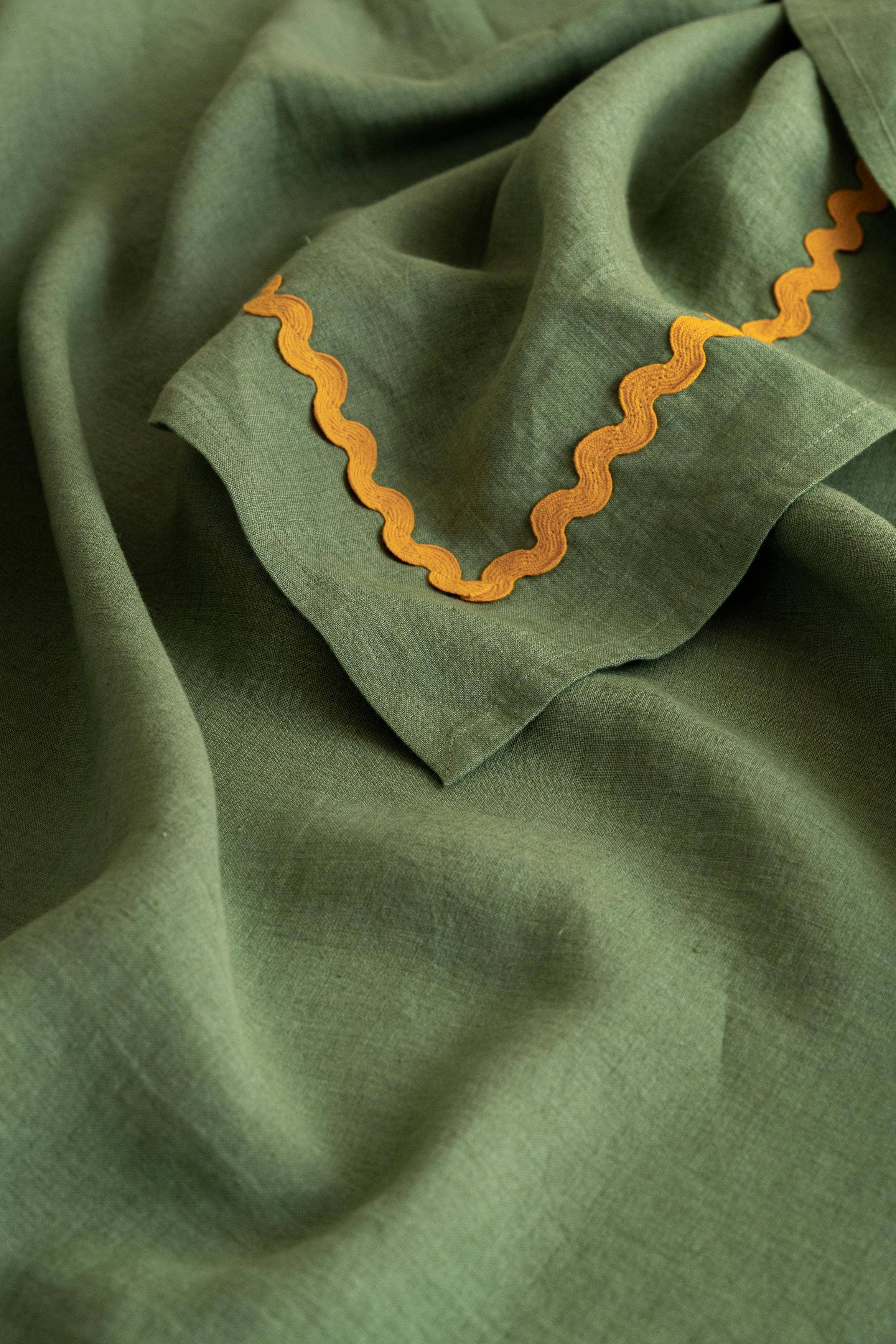 Live Linen - Vente Nappes - Nappe en lin jaune minimaliste en dentelle – Usage quotidien2