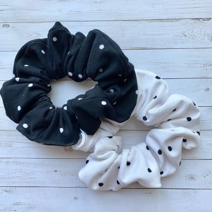 Chouchous doux à pois pour la vente par Courtney Leanne