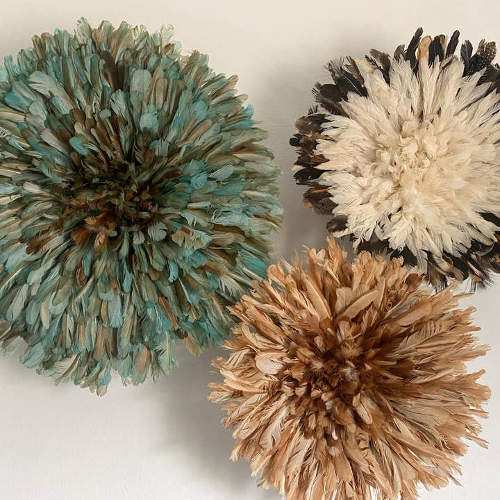 Juju hat world - Venta al por mayor Papel pintado 3D - Conjunto de tres sombreros juju. Decoración de plumas beige, verde petróleo y blancas.1