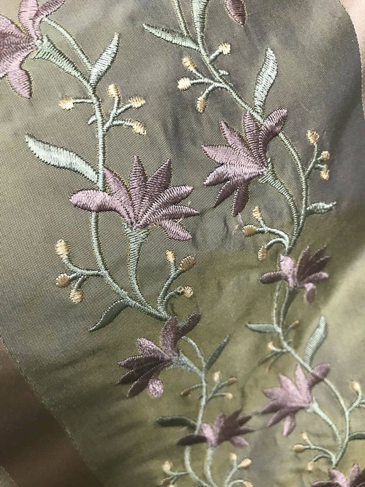 Fancy Styles Fabric - Vente Tissu - NOUVEAU ! VENTE ! Tissu brodé de taffetas 100% soie Duchesse Adele - Vert avec fleurs lavande7