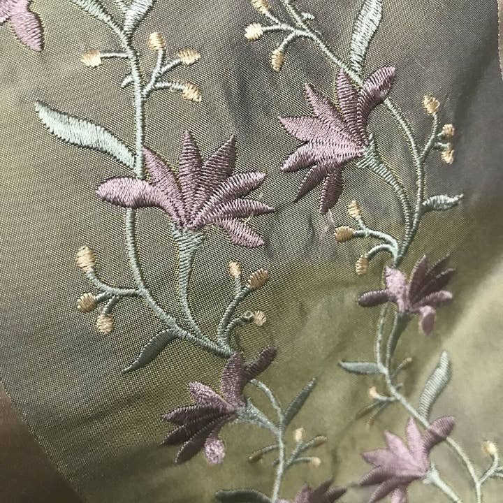 Fancy Styles Fabric - Vente Tissu - NOUVEAU ! VENTE ! Tissu brodé de taffetas 100% soie Duchesse Adele - Vert avec fleurs lavande7