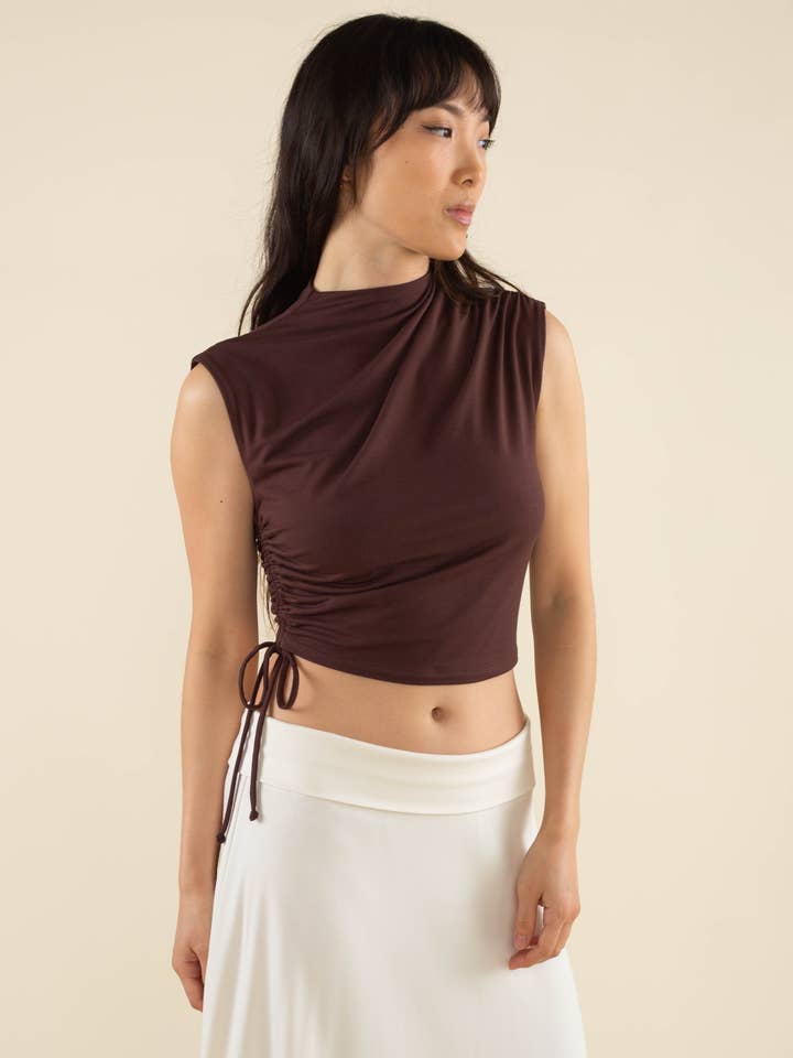 Mari Asymmetrische verstelbare crop top met ronde hals voor wholesale door NLT