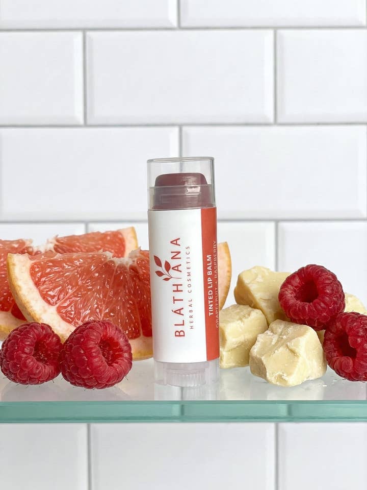 BÁLSAMO LABIAL TINTADO - POMELO + FRAMBUESA para venta al por mayor de BLATHANA HERBAL COSMETICS