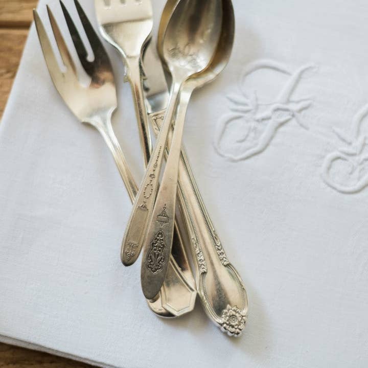 etúHOME - Wholesale Cutlery set - Found Vintage Hotel Silver Plate Flatware Setting - 5 Pieces6