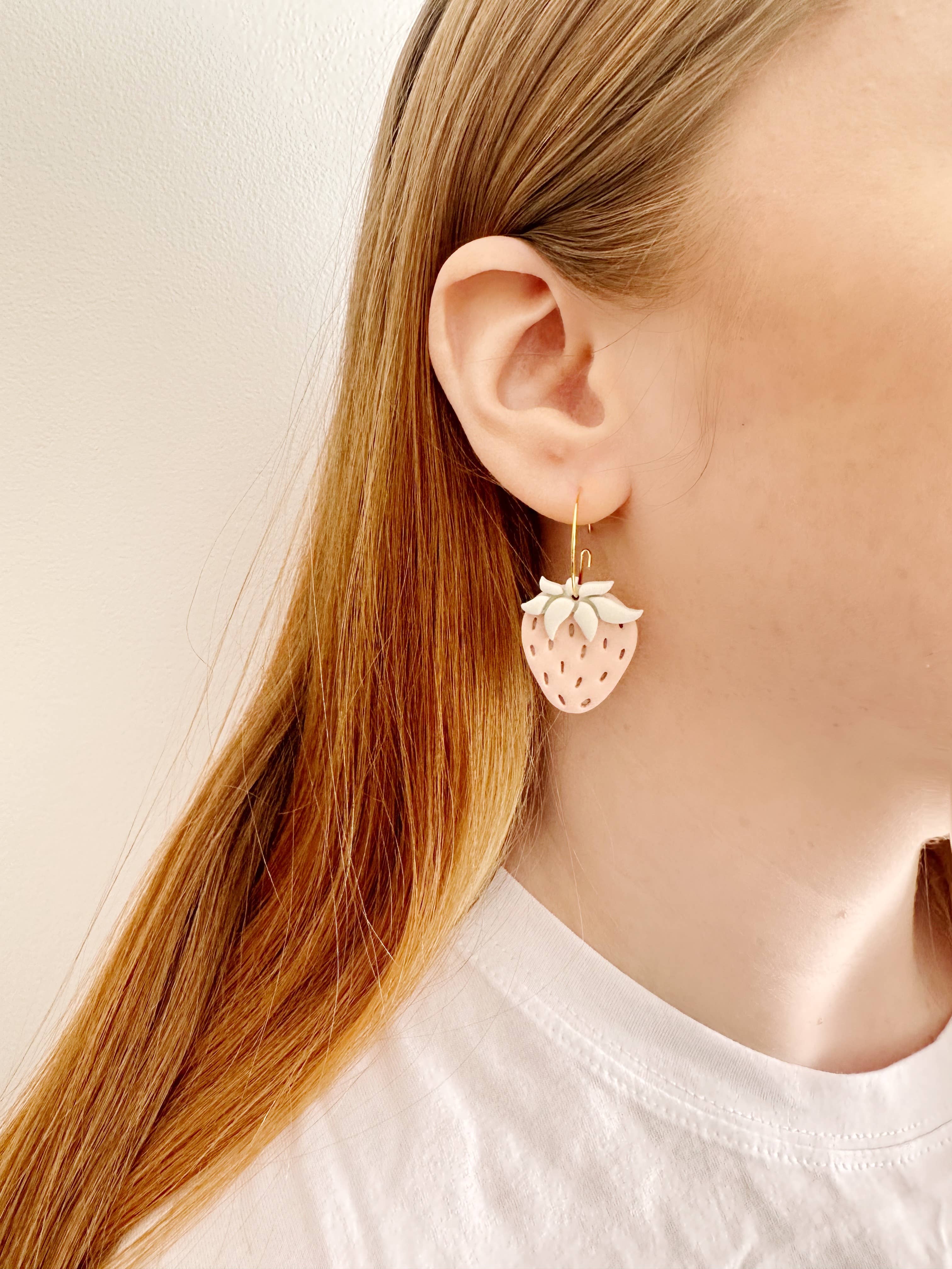 SageClayCo – Großhandel Ohrhänger – Strawberry Hoops - Ohrringe aus Polymerton1