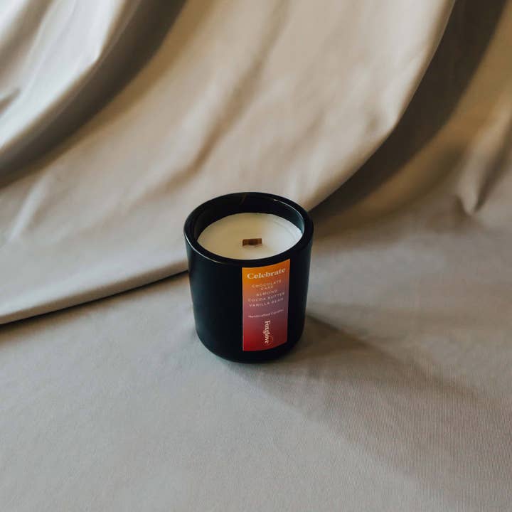 Célébrez - Gâteau au chocolat, amande, beurre de cacao, fève de vanille pour la vente par Foxglove Collections