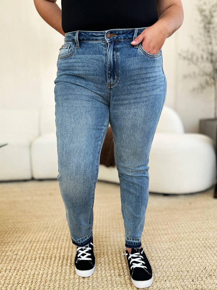 Judy Blue Full Size Mid Rise Rigid Magic Release Fold Jeans för wholesale av ClassiQ