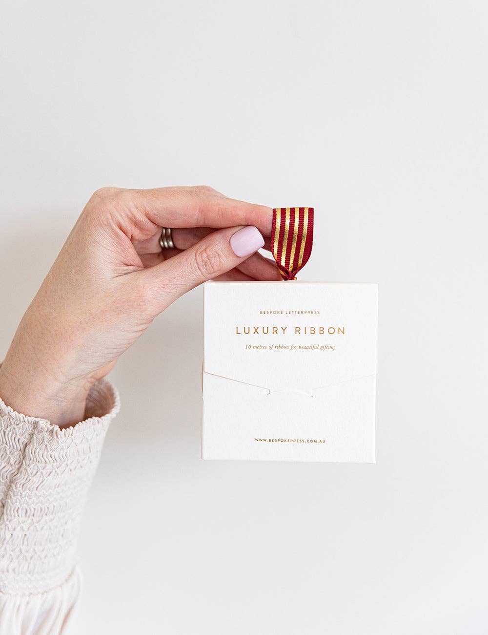 Bespoke Letterpress – Großhandel Band – Geschenke verpacken – Rotes Goldfolien-Geschenkband mit Streifen – 10 Meter9