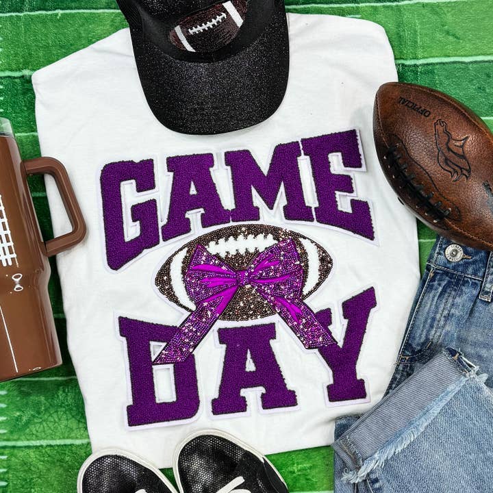 T-shirt blanc de jour de match de football en chenille violette avec nœud à sequins pour la vente par Trendy Tee Co.