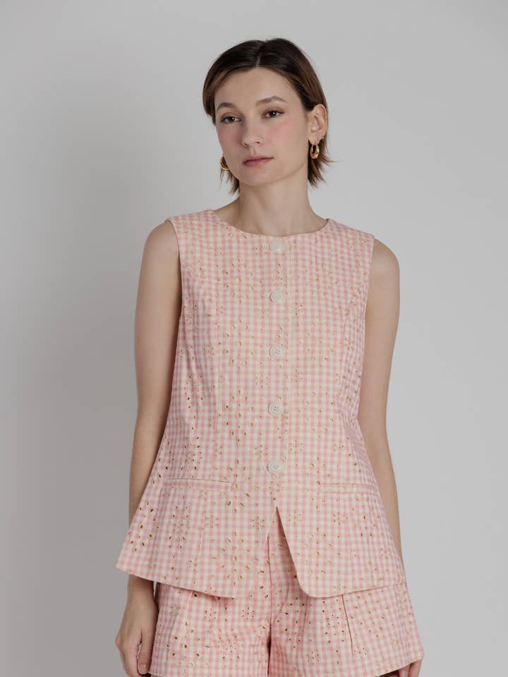 AO2377 - GILET EN VICHY BRODÉ pour la vente par Aureum